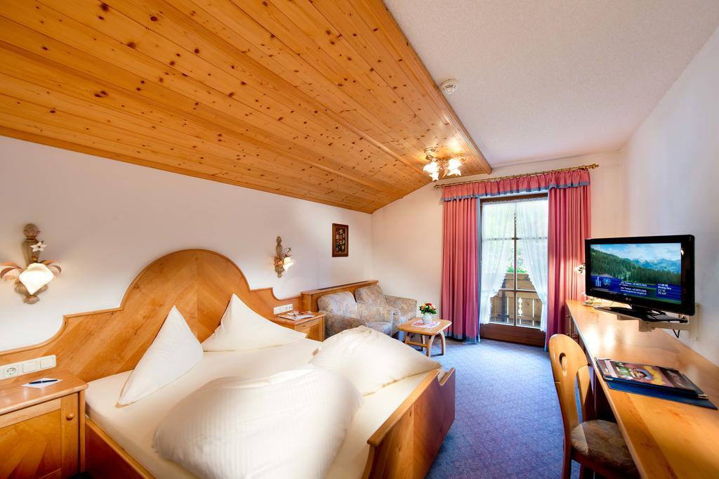 Hotel Bergland Lermoos Rum bild