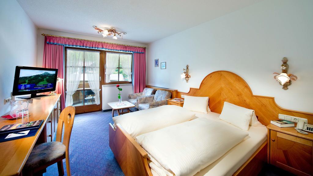 Hotel Bergland Lermoos Rum bild