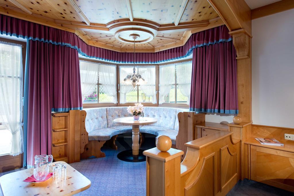 Hotel Bergland Lermoos Rum bild